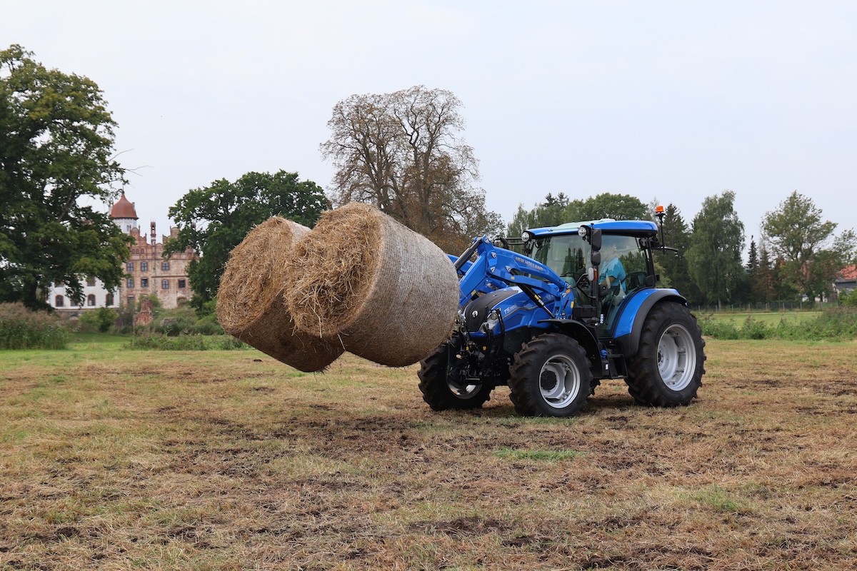 L'abbinamento tra i New Holland T5S Model Year 2026 e il nuovo caricatore 635LU consente di sollevare fino a 2.100 chili
